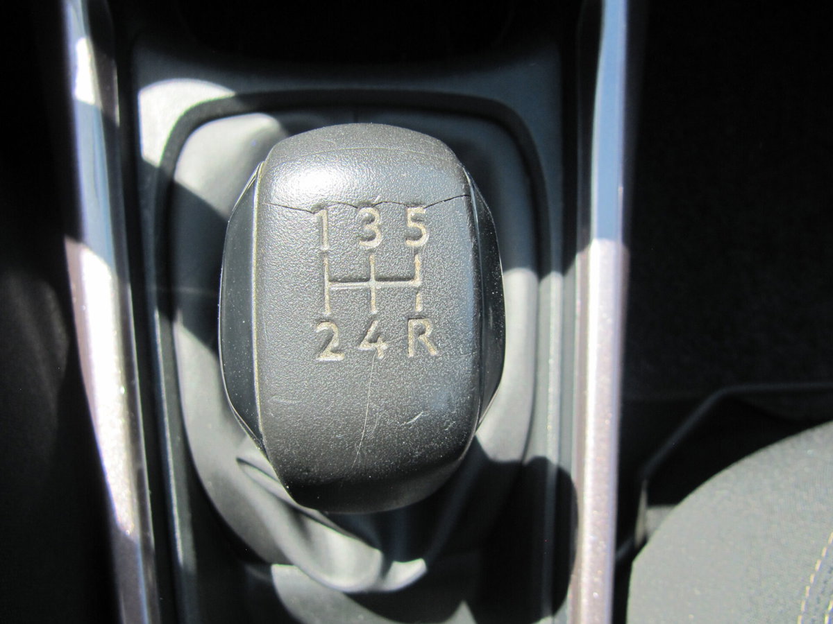 Peugeot 2008 VTi 82CV Allure (12)