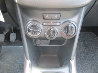 Peugeot 2008 VTi 82CV Allure (8)
