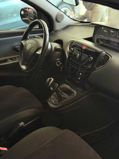 Lancia Ypsilon 0.9 TwinAir 85 CV 5 porte S&S Gold (11)