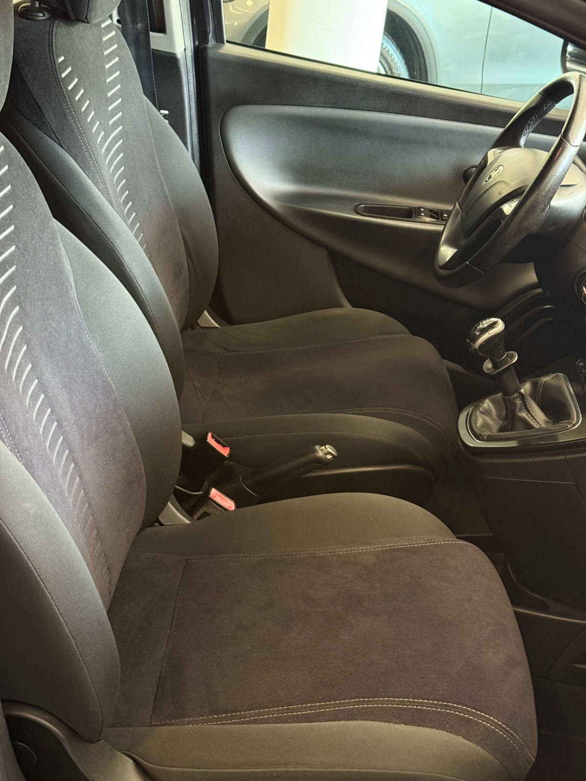 Lancia Ypsilon 0.9 TwinAir 85 CV 5 porte S&S Gold (12)