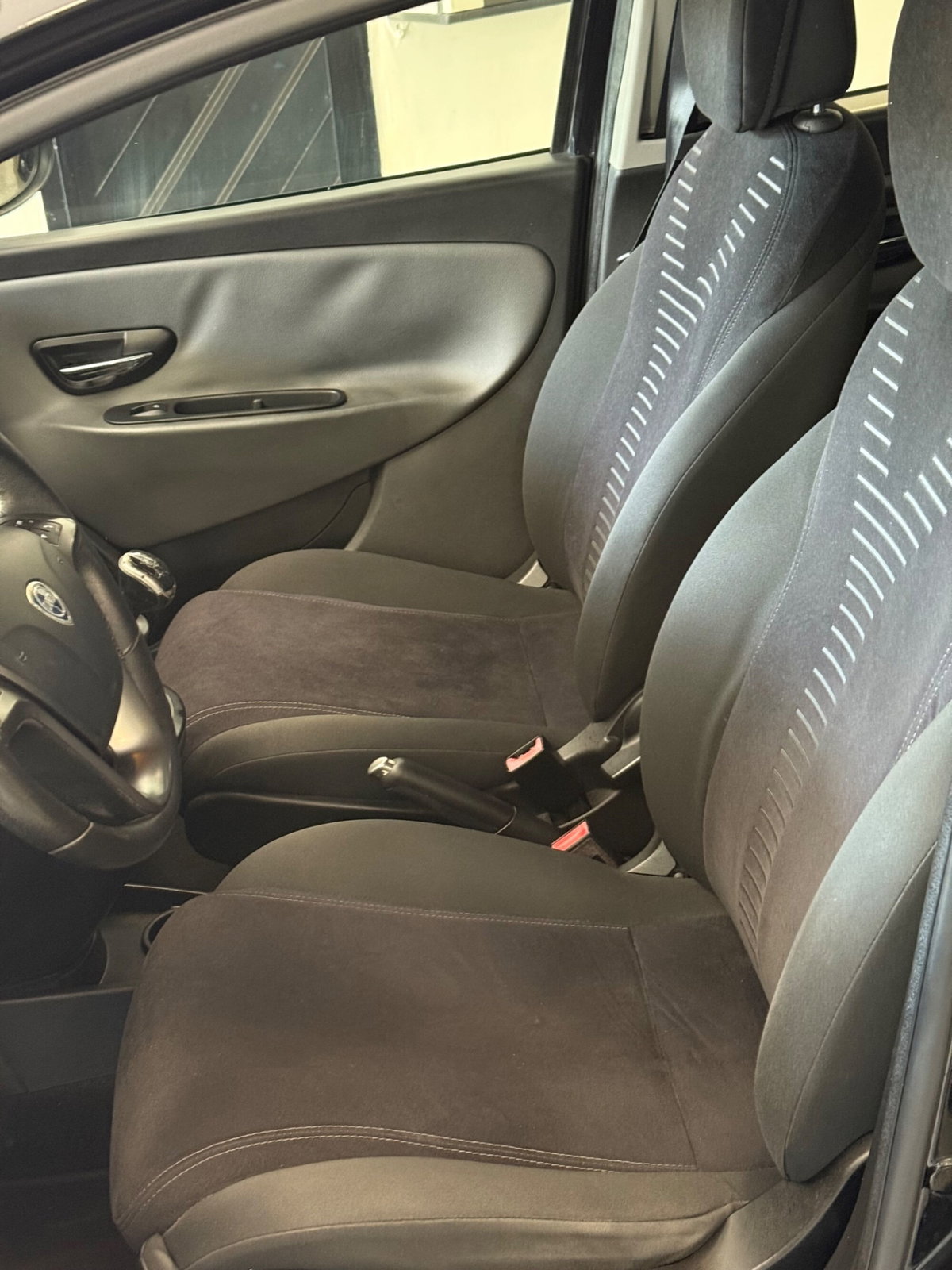 Lancia Ypsilon 0.9 TwinAir 85 CV 5 porte S&S Gold (8)
