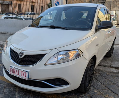 Lancia Ypsilon 1.3 MJT 16V 95 CV 5 porte S&S Silver usata