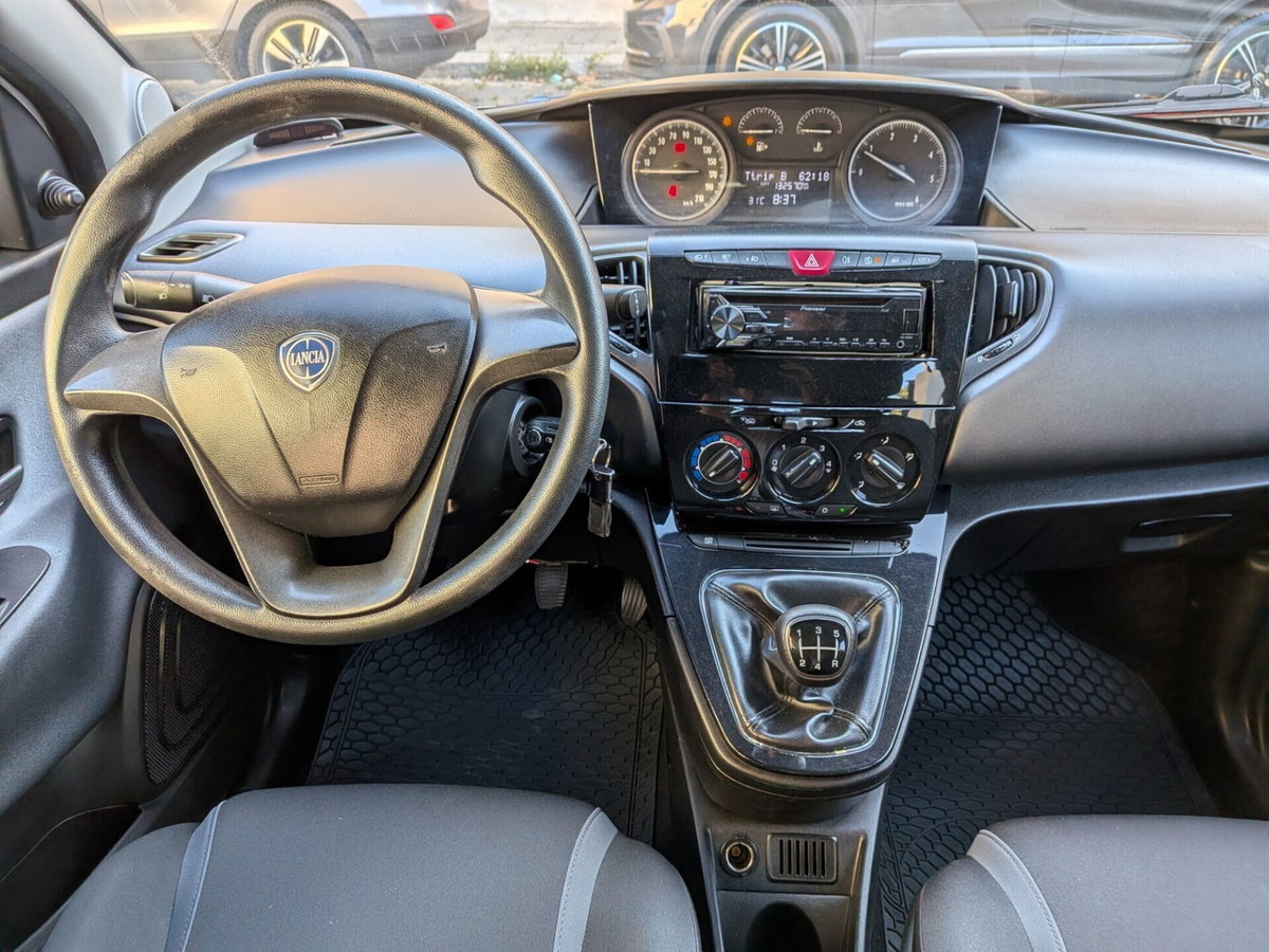 Lancia Ypsilon 1.3 MJT 16V 95 CV 5 porte S&S Silver (9)