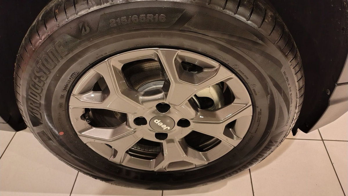 Jeep Avenger 1.2 turbo e-hybrid mhev Longitude fwd 110cv edct6 (3)