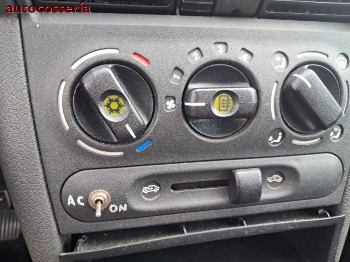 Opel Corsa 1.4i cat 3 porte Swing Più (6)