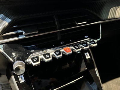 Peugeot 2008 1.2 turbo Allure 100cv (12)
