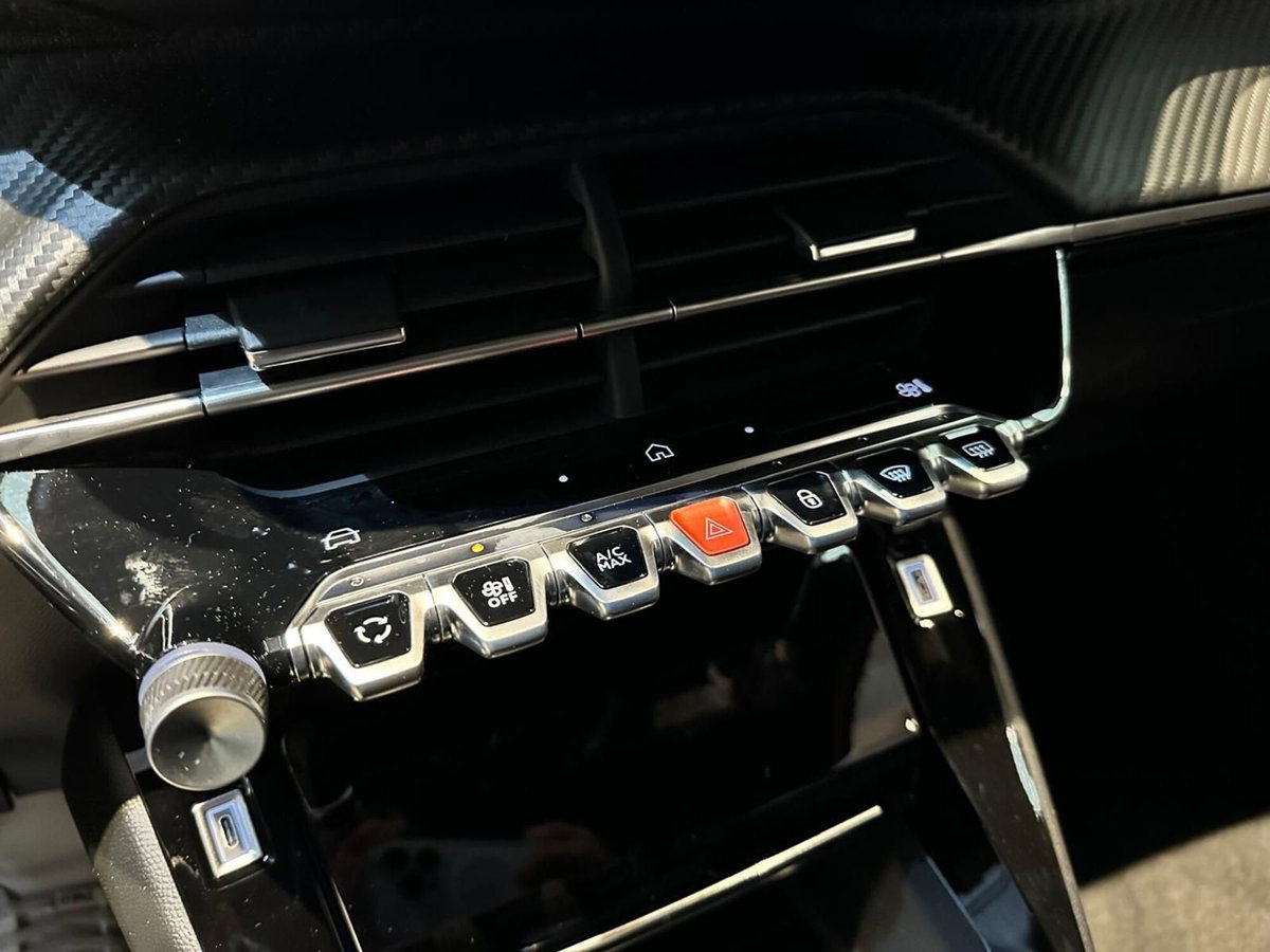 Peugeot 2008 1.2 turbo Allure 100cv (10)