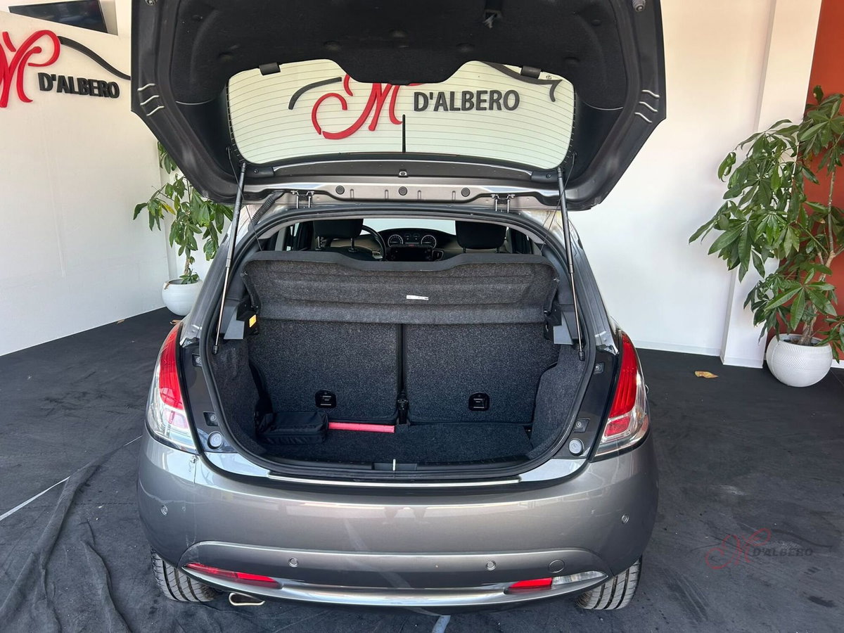 Lancia Ypsilon 1.0 FireFly 5 porte S&S Hybrid Alberta Ferretti (7)