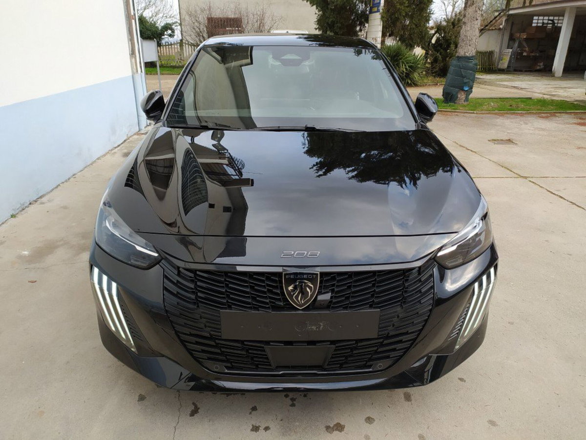 Peugeot 208 motore elettrico 136 CV 5 porte GT (7)