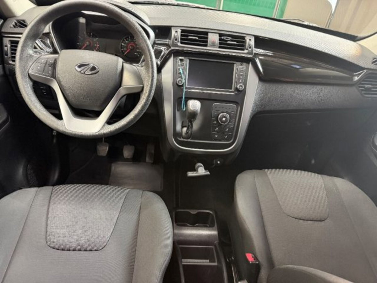 Mahindra KUV100 1.2 K8 (9)