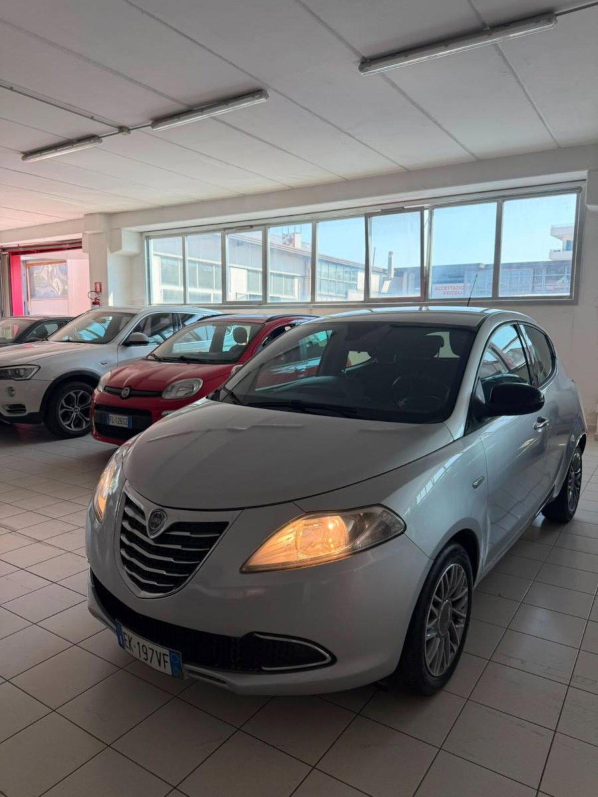 Lancia Ypsilon 0.9 TwinAir 85 CV 5 porte S&S Silver (2)