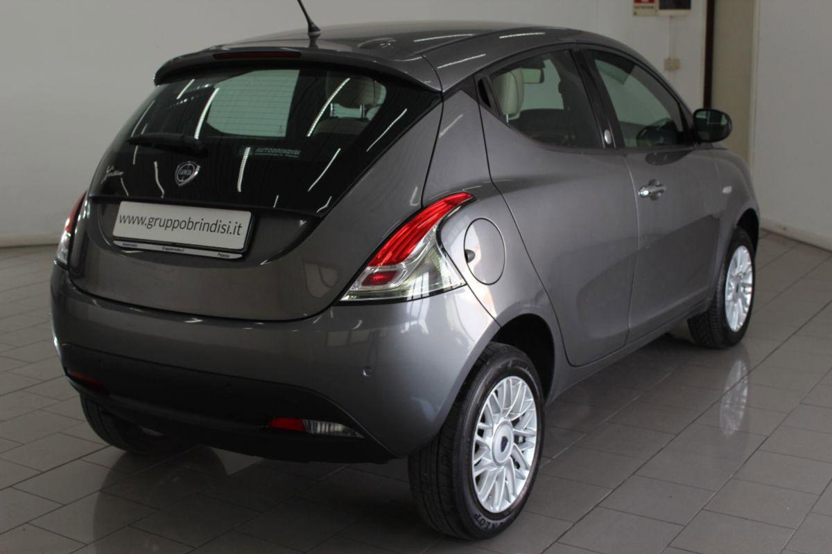 Lancia Ypsilon 0.9 TwinAir 85 CV 5 porte Metano Ecochic Gold (4)
