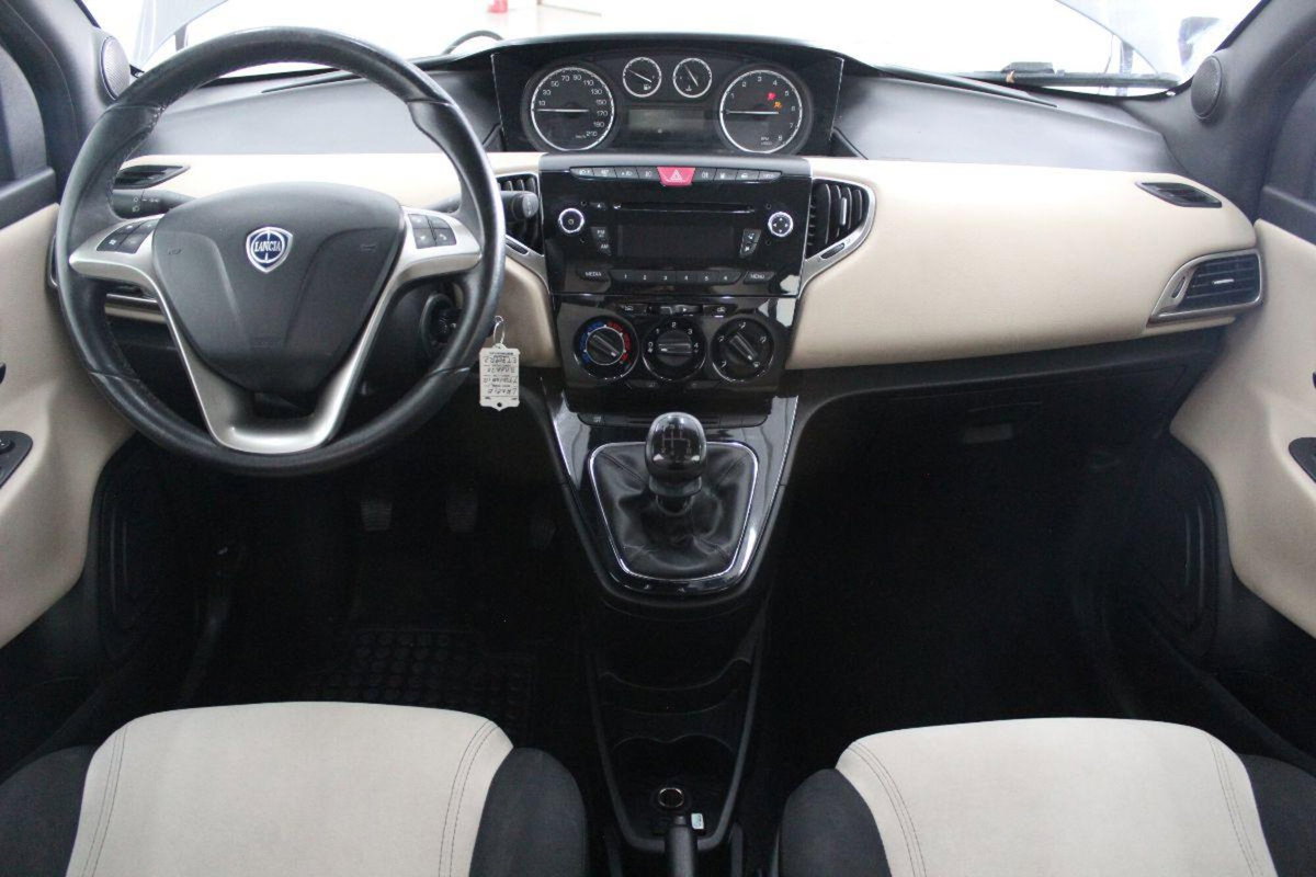 Lancia Ypsilon 0.9 TwinAir 85 CV 5 porte Metano Ecochic Gold (7)