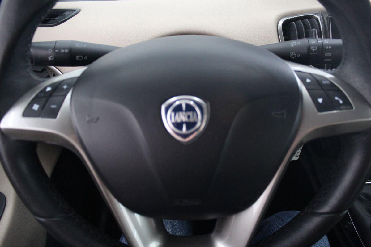 Lancia Ypsilon 0.9 TwinAir 85 CV 5 porte Metano Ecochic Gold (8)