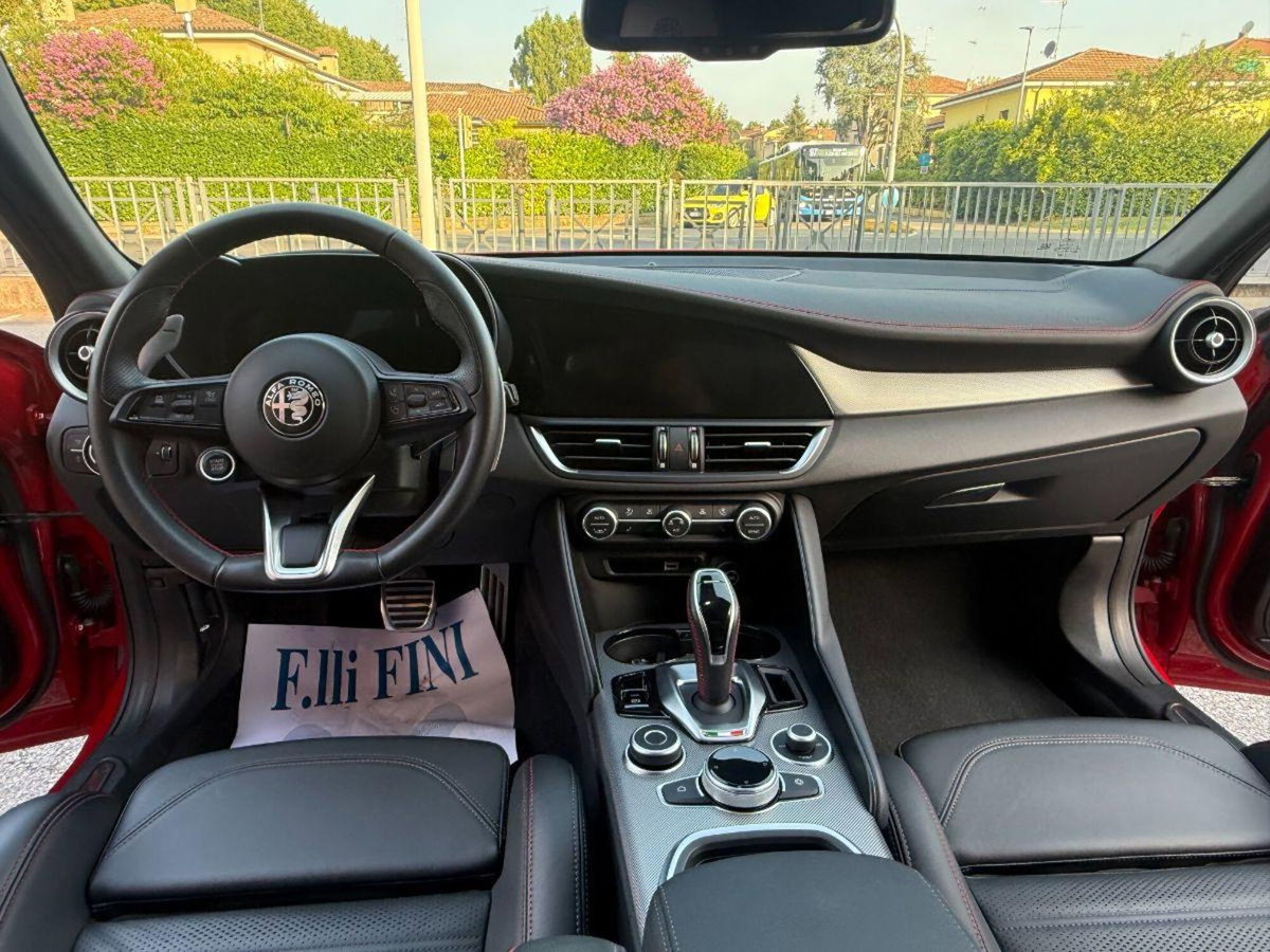 Alfa Romeo Giulia 2.0 Turbo 280 CV AT8 AWD Q4 Estrema (11)