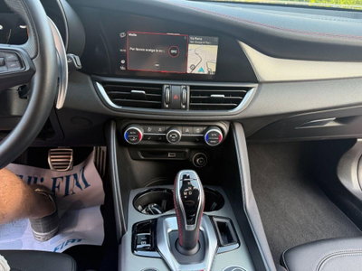 Alfa Romeo Giulia 2.0 Turbo 280 CV AT8 AWD Q4 Estrema (12)
