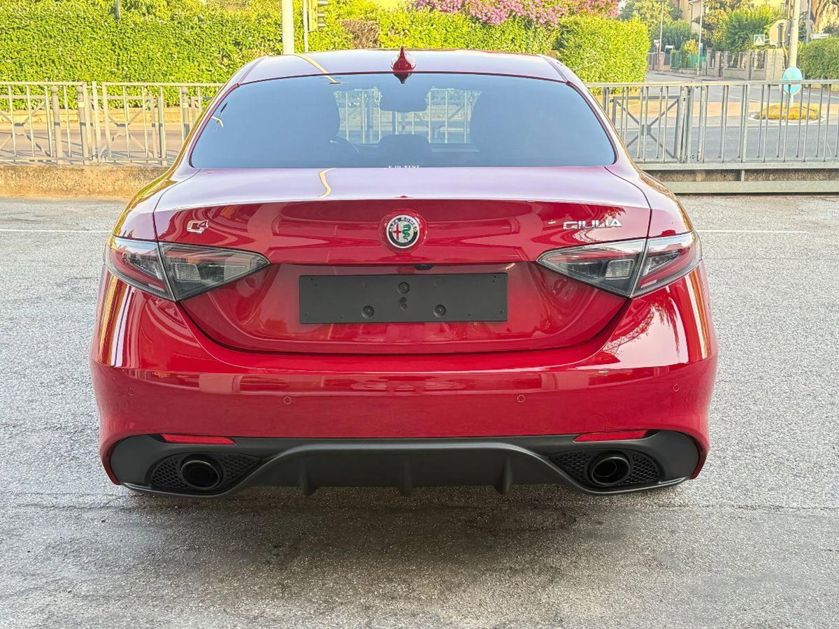 Alfa Romeo Giulia 2.0 Turbo 280 CV AT8 AWD Q4 Estrema (5)
