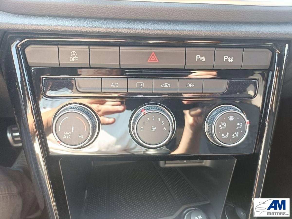 Volkswagen T-Roc 2.0 tdi R-Line 115cv (17)