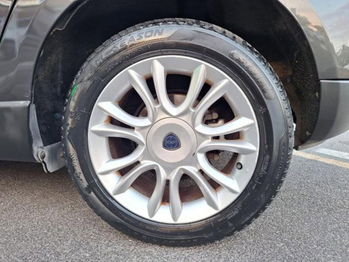 Lancia Delta 1.6 MJT DPF Gold (9)