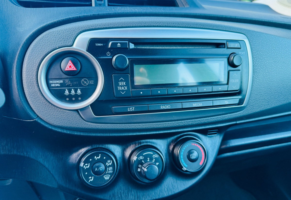 Toyota Yaris 1.0 5 porte Lounge (13)