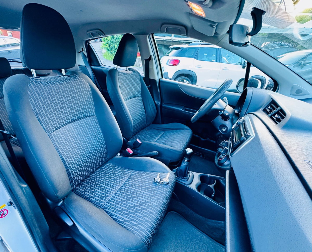 Toyota Yaris 1.0 5 porte Lounge (15)