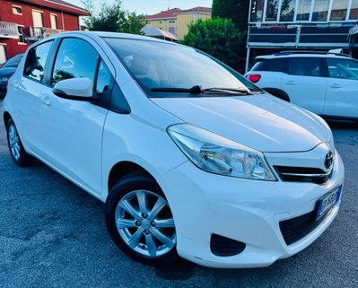 Toyota Yaris 1.0 5 porte Lounge (2)