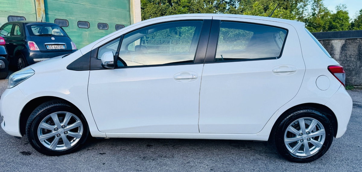 Toyota Yaris 1.0 5 porte Lounge (5)