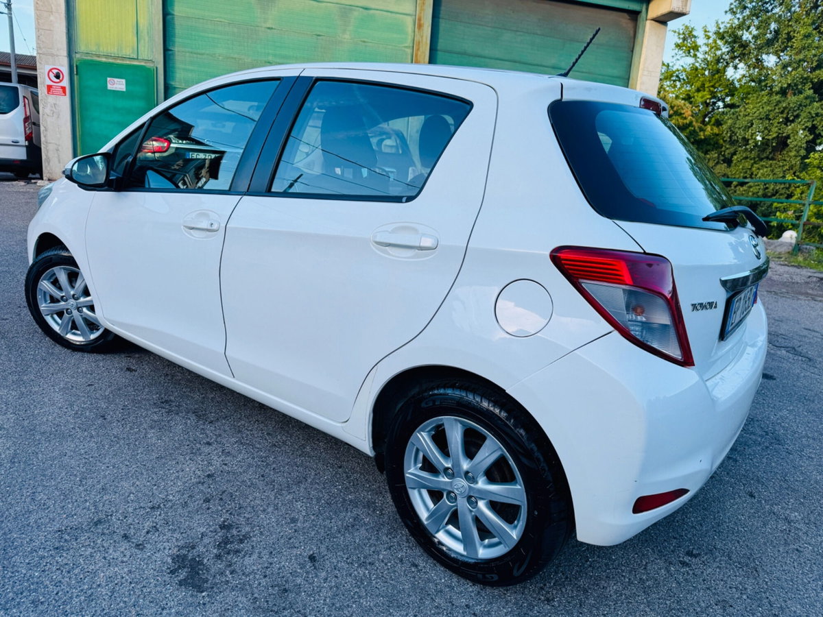Toyota Yaris 1.0 5 porte Lounge (6)