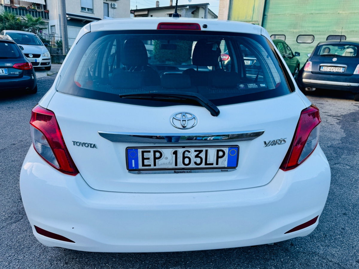 Toyota Yaris 1.0 5 porte Lounge (8)
