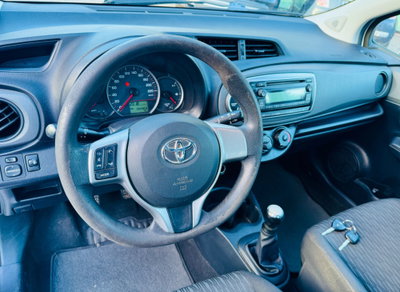 Toyota Yaris 1.0 5 porte Lounge (9)