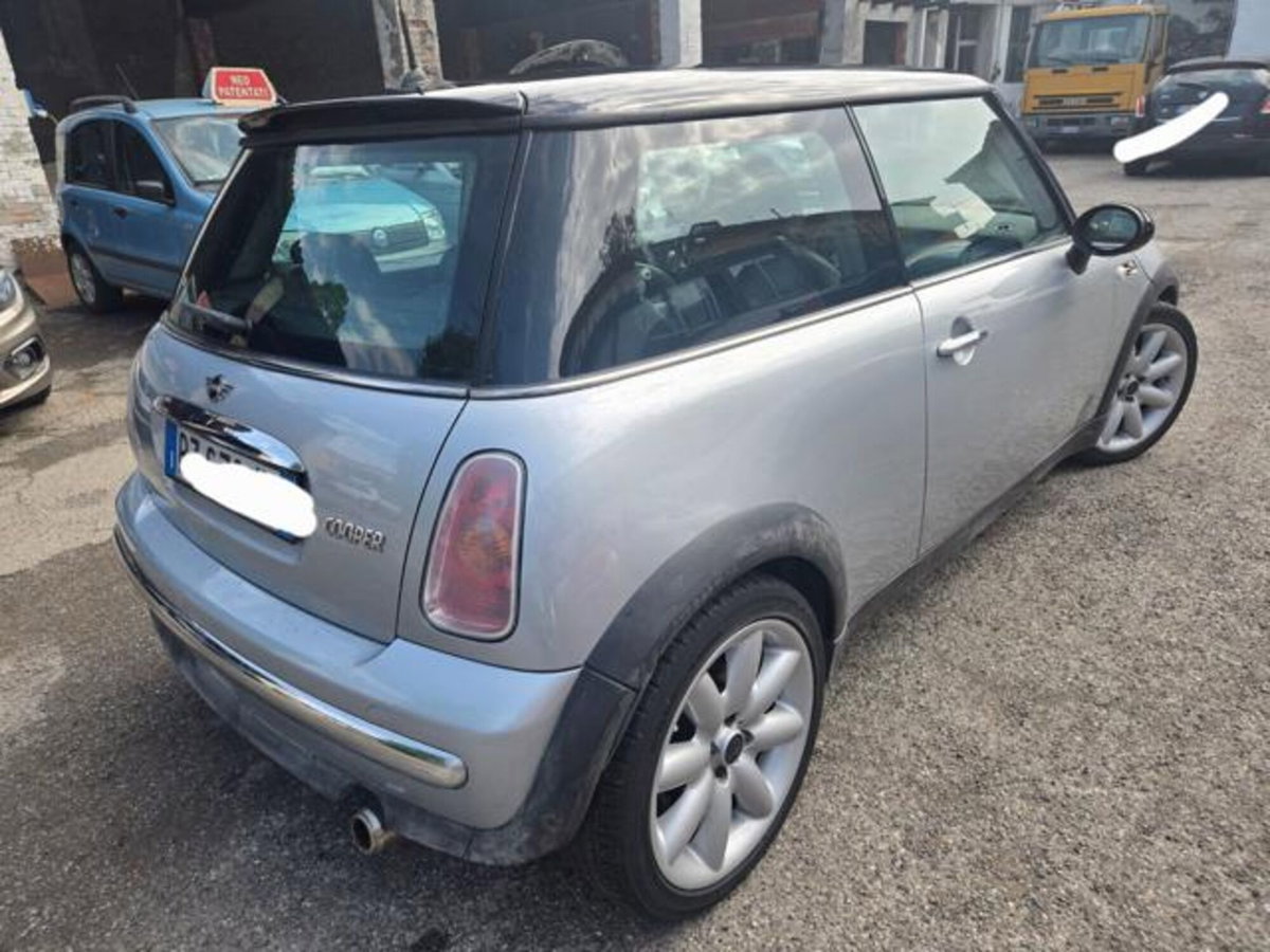 MINI Mini 1.6 16V Cooper (2)