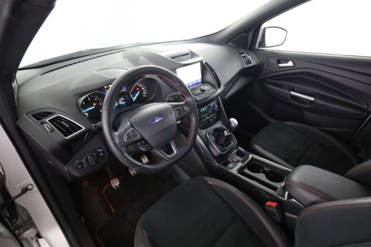 Ford Kuga 1.5 TDCI 120 CV S&S 2WD ST-Line (9)