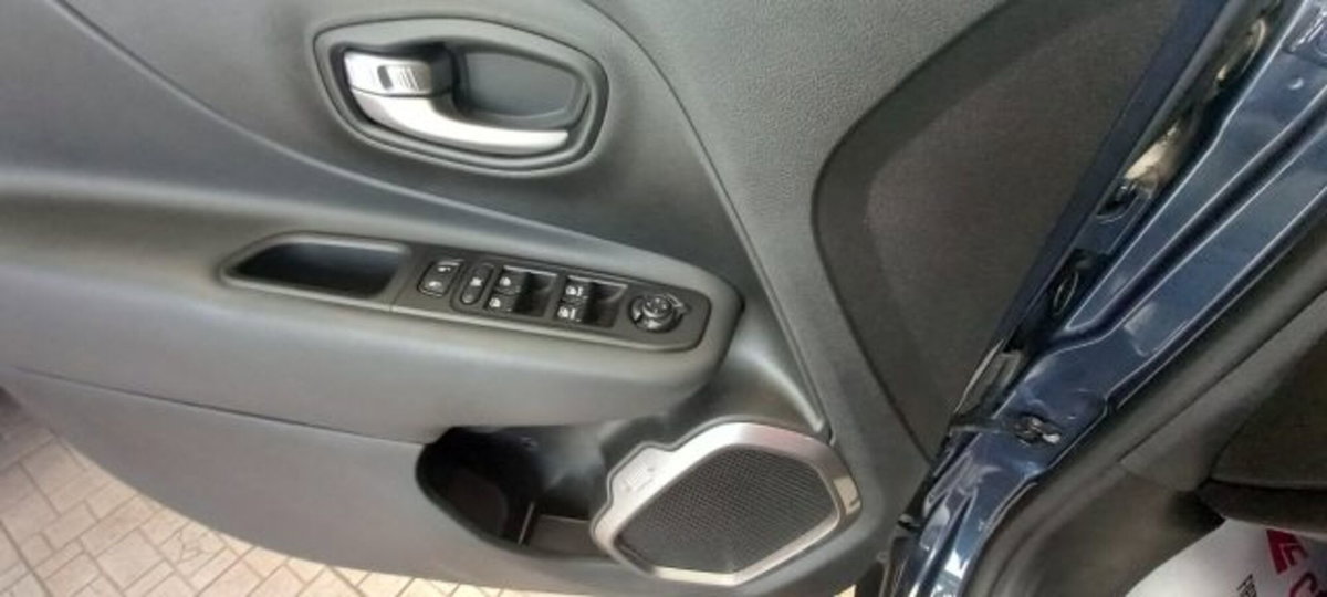 Jeep Renegade 1.3 T4 DDCT Limited (19)