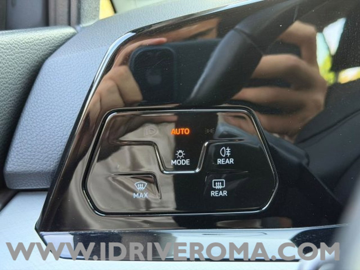Volkswagen Golf 2.0 tdi Life 115cv (17)