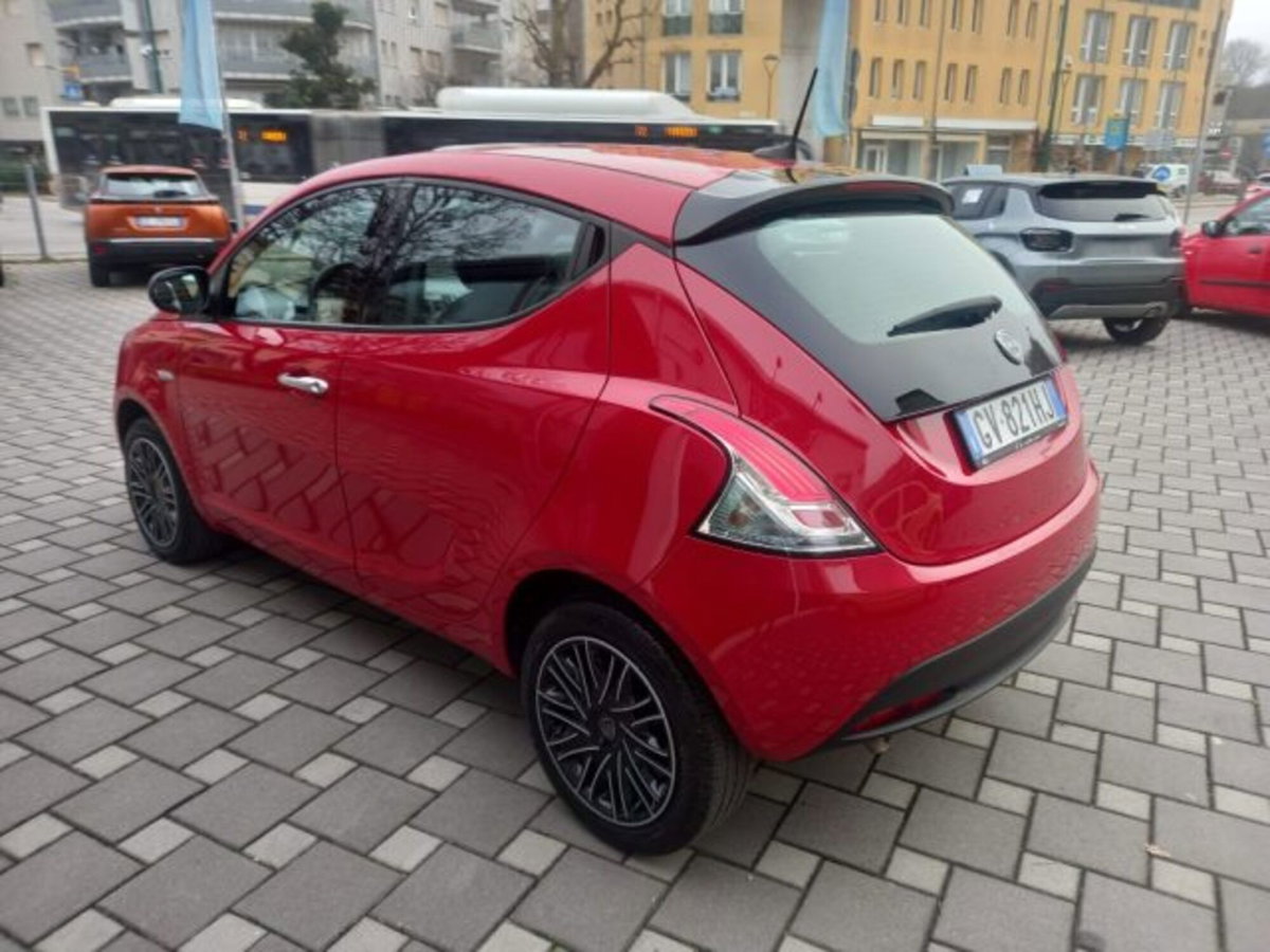 Lancia Ypsilon 1.0 FireFly 5 porte S&S Hybrid Silver Plus (2)