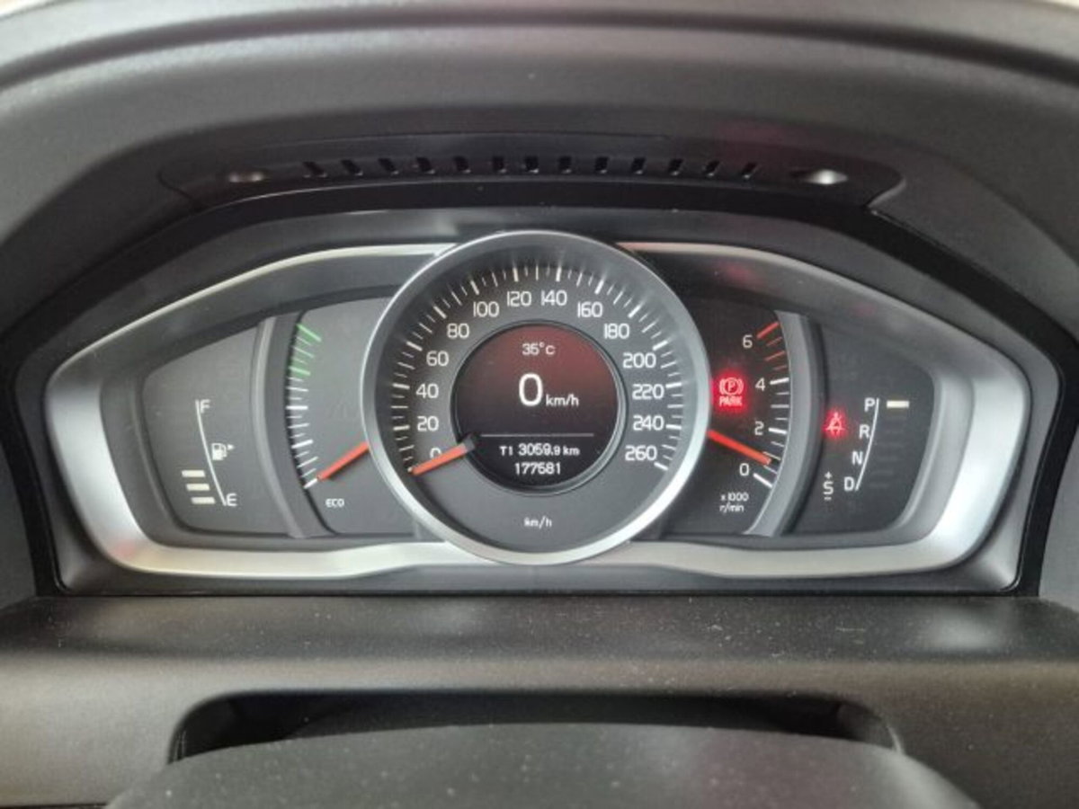 Volvo XC60 D3 Geartronic R-design Momentum (11)