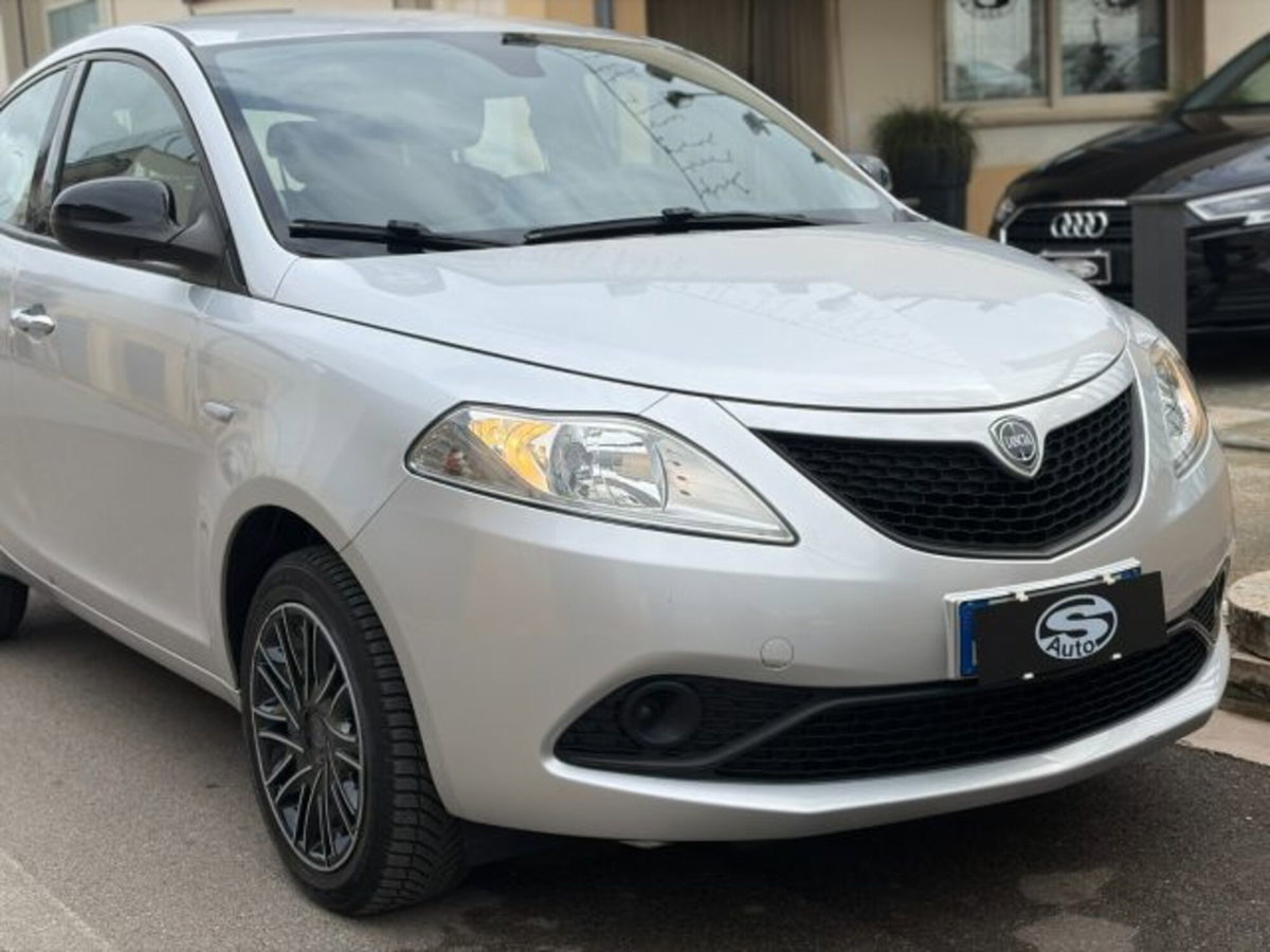 Lancia Ypsilon 1.2 69 CV 5 porte Gold (2)