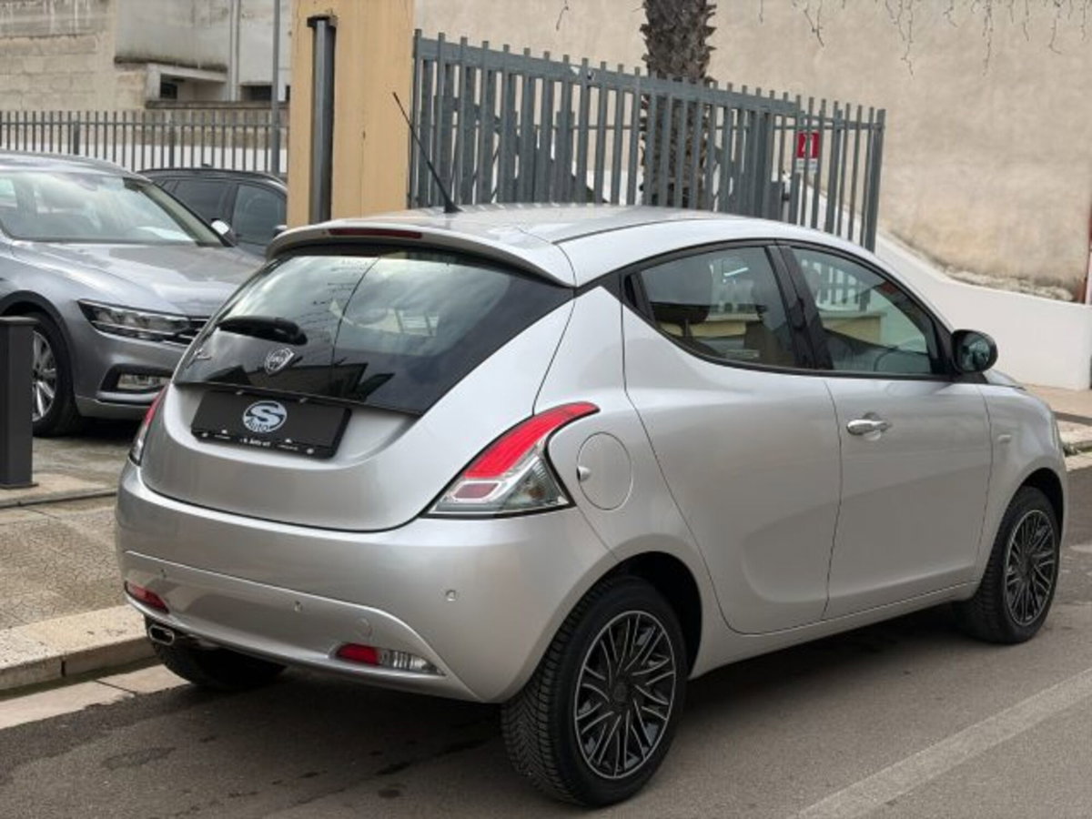 Lancia Ypsilon 1.2 69 CV 5 porte Gold (3)