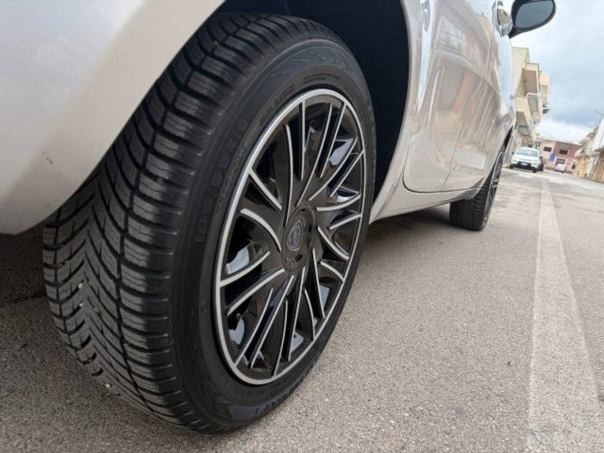 Lancia Ypsilon 1.2 69 CV 5 porte Gold (4)