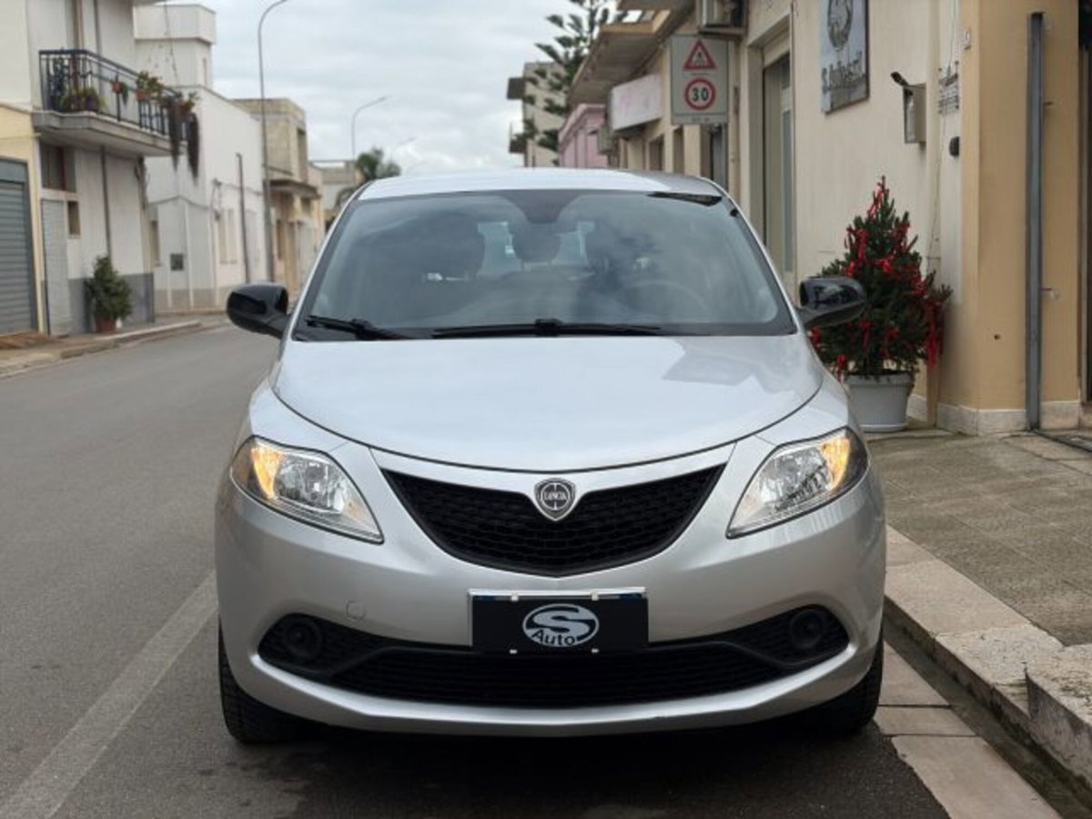 Lancia Ypsilon 1.2 69 CV 5 porte Gold (8)
