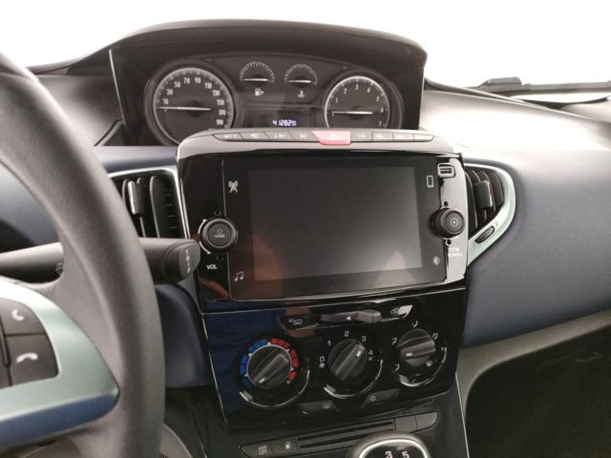 Lancia Ypsilon 1.2 69 CV 5 porte GPL Ecochic Alberta Ferretti (9)