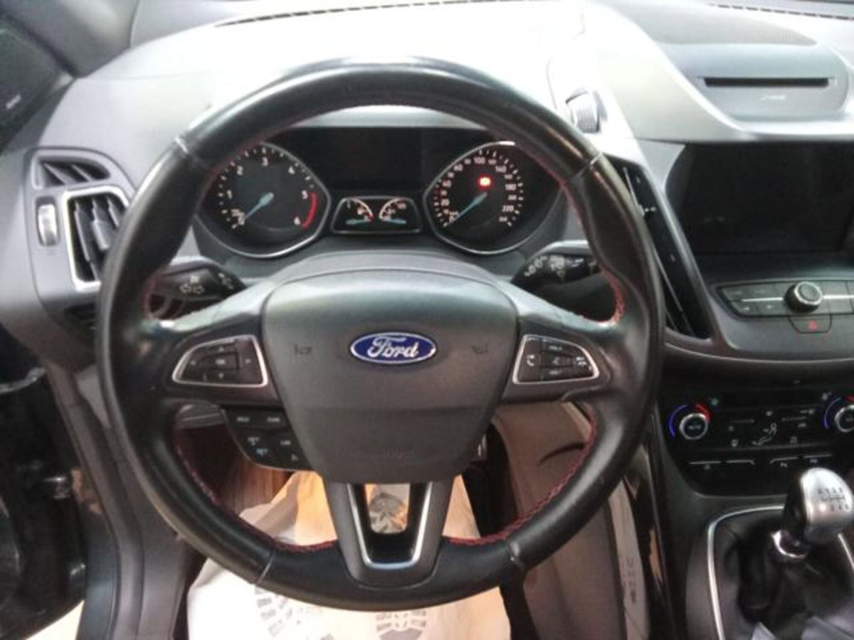 Ford Kuga 1.5 TDCI 120 CV S&S 2WD ST-Line (9)