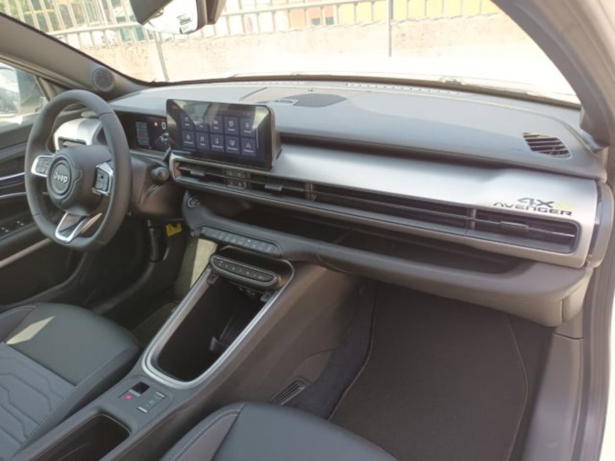 Jeep Avenger 1.2 turbo e-hybrid mhev Upland 4xe 145cv edct6 (7)