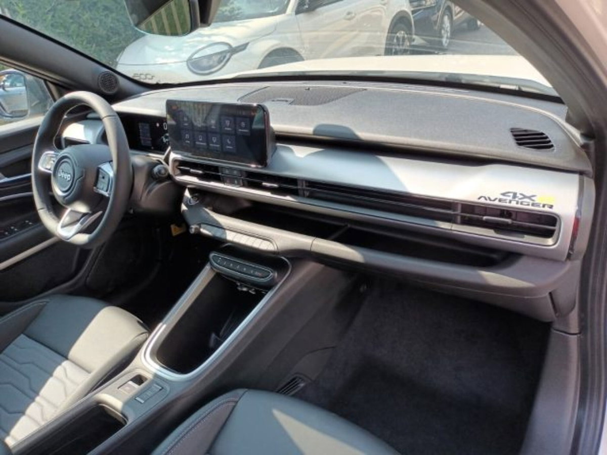 Jeep Avenger 1.2 turbo e-hybrid mhev Upland 4xe 145cv edct6 (9)
