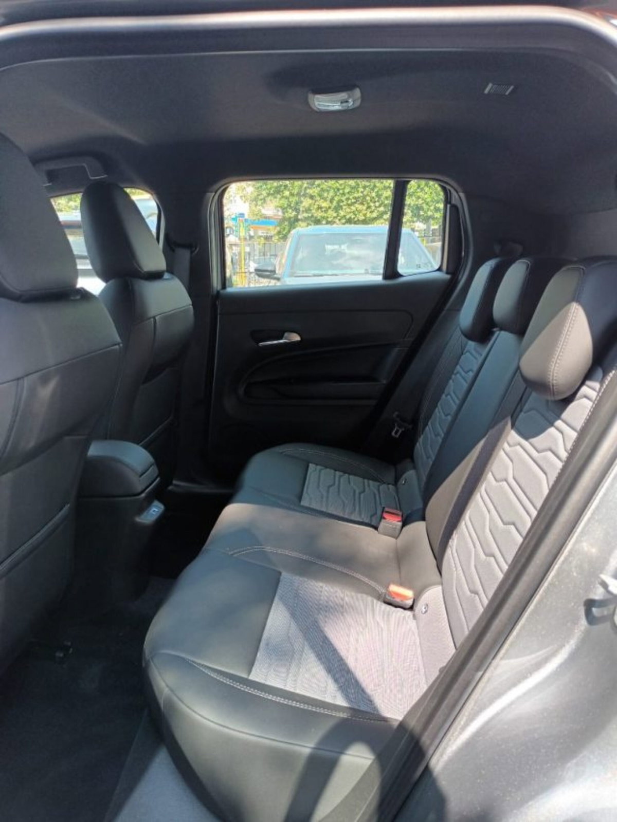Jeep Avenger 1.2 turbo e-hybrid mhev Upland 4xe 145cv edct6 (5)