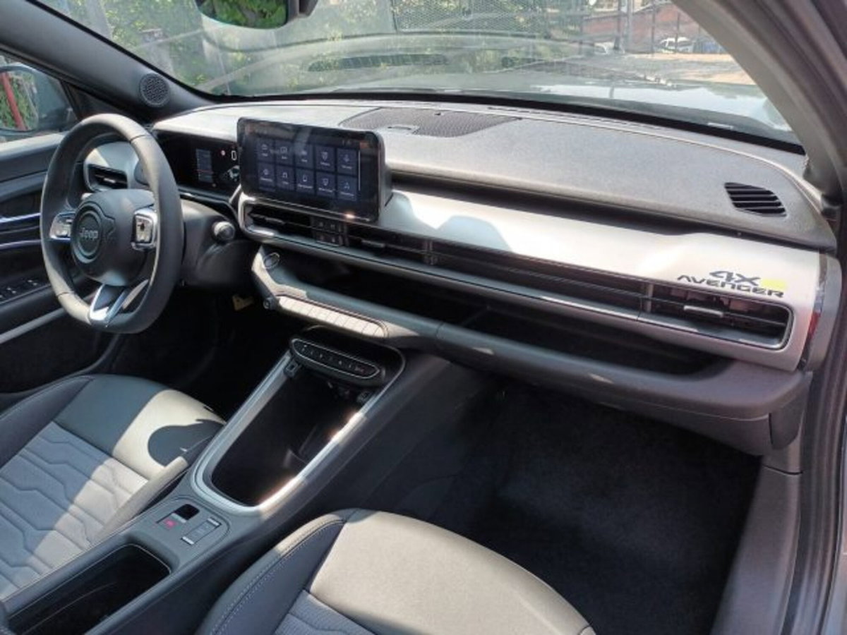 Jeep Avenger 1.2 turbo e-hybrid mhev Upland 4xe 145cv edct6 (8)