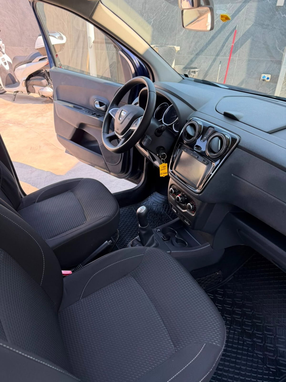 Dacia Lodgy 1.6 100CV Start&Stop GPL 5 posti SS Lauréate Family (8)