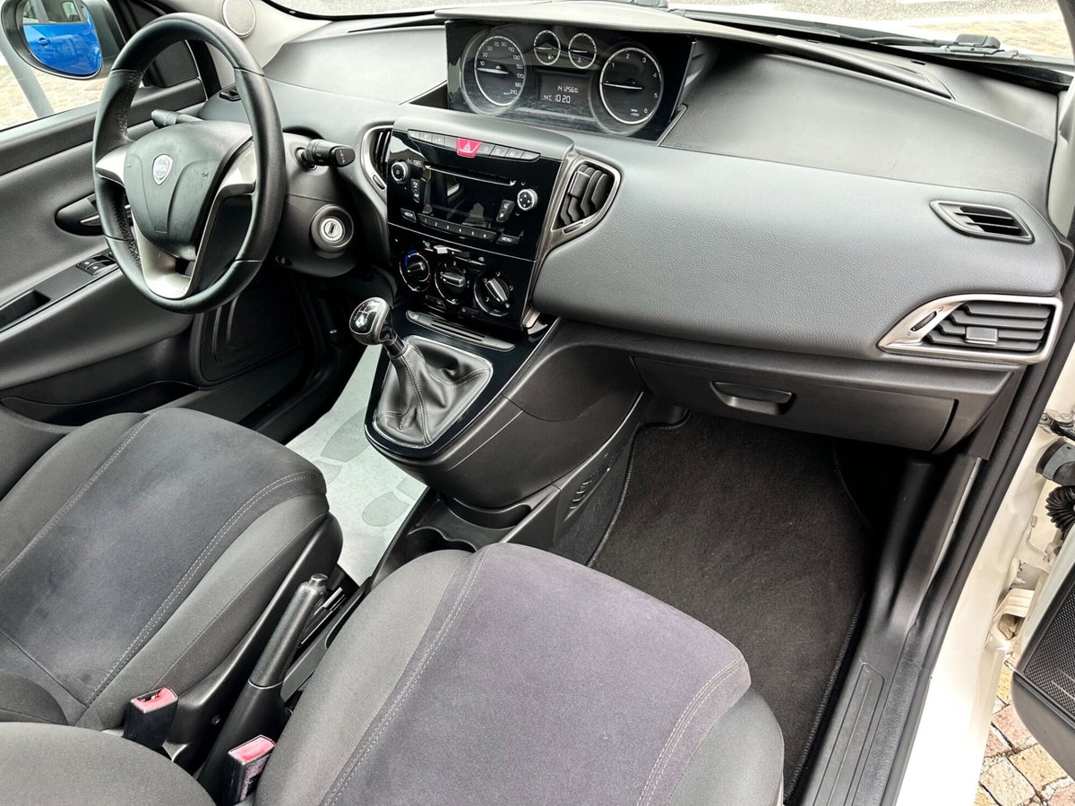 Lancia Ypsilon 1.3 MJT 16V 95 CV 5 porte S&S Platinum (9)