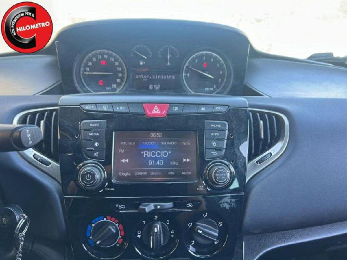 Lancia Ypsilon 1.2 69 CV 5 porte Gold (12)