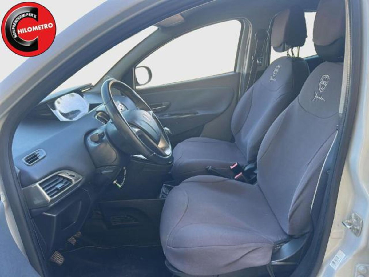 Lancia Ypsilon 1.2 69 CV 5 porte Gold (8)